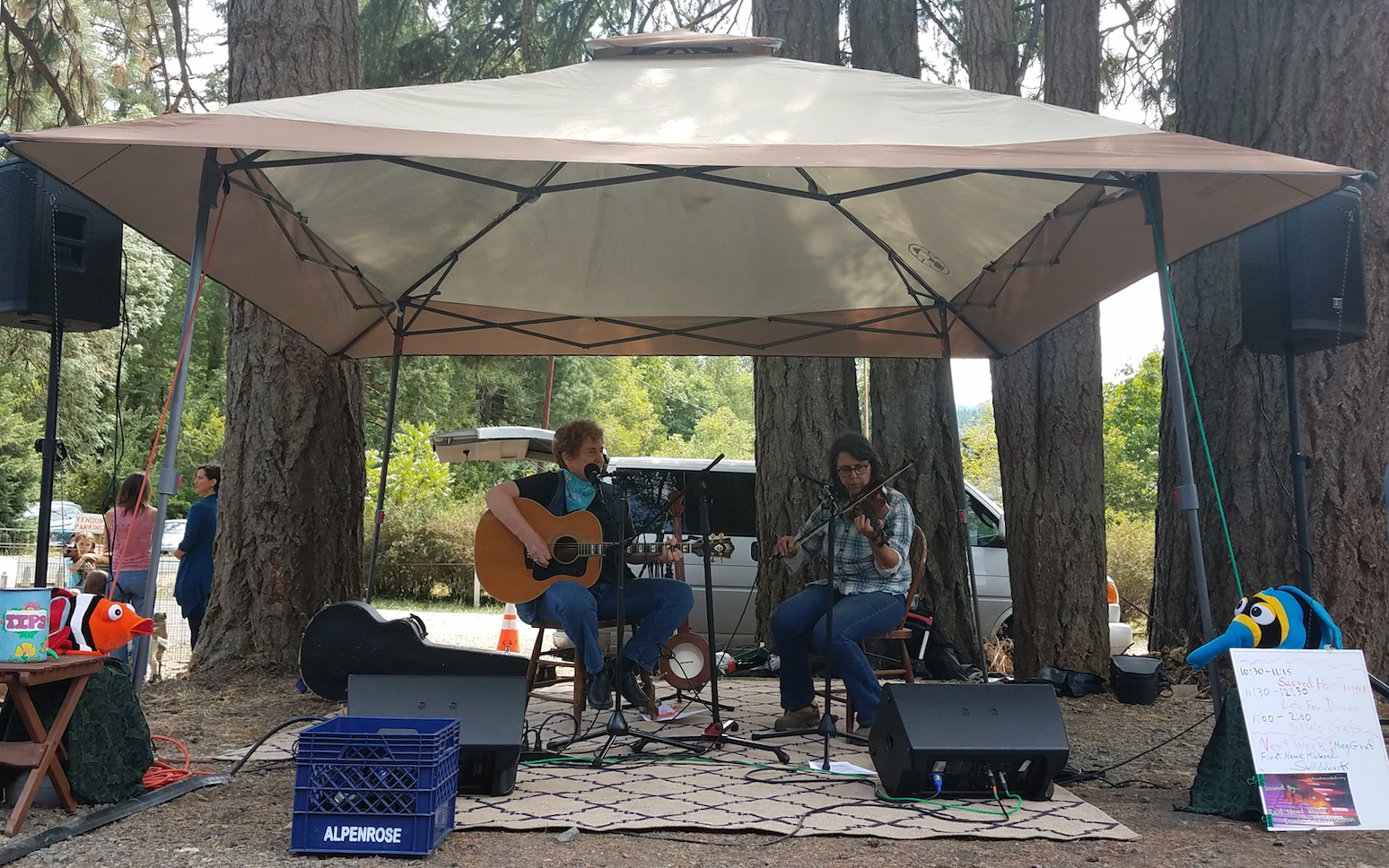Buffalo Gals performing at the Spencer Creek Growers Market in August 2017